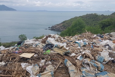 Đường đèo tuyệt đẹp ở phía bắc Nha Trang bị rác xây dựng tấn công