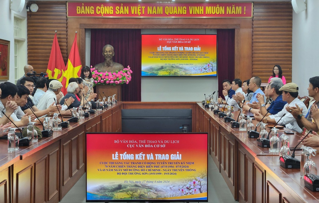 Trao 16 giải ở cuộc thi sáng tác tranh cổ động về Chiến thắng Điện Biên Phủ - 1 Trao 16 giải ở cuộc thi sáng tác tranh cổ động về Chiến thắng Điện Biên Phủ - 1