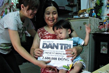 Quà nhân ái đến với bé 4 tuổi bị bệnh xương thủy tinh