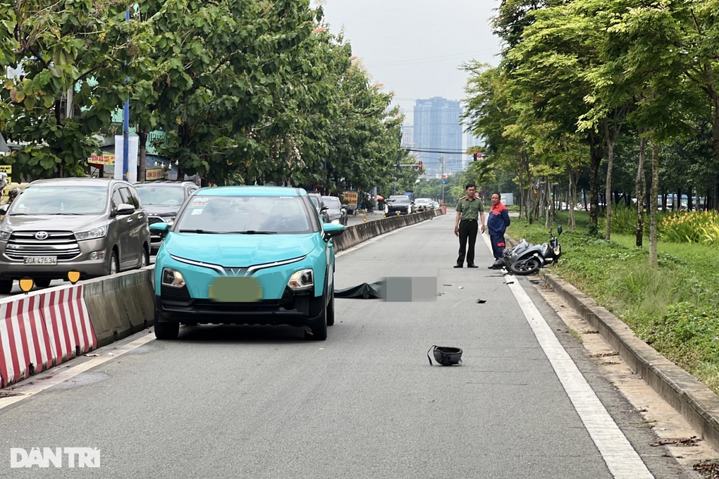 Taxi công nghệ chạy ngược chiều, tông tử vong người đi xe máy ở TPHCM - 1 Taxi công nghệ chạy ngược chiều, tông tử vong người đi xe máy ở TPHCM - 1