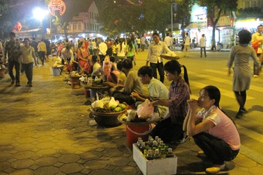 “Họp chợ” quanh Hồ Gươm