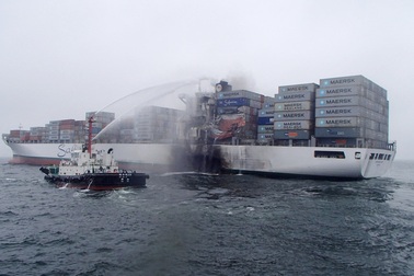 Hai tàu container đâm nhau và bốc cháy trên biển Hoa Đông