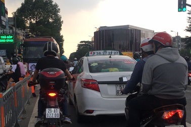 Tài xế taxi dán khẩu hiệu phản đối Uber, Grab: Bộ Công Thương đang xem xét xử lý