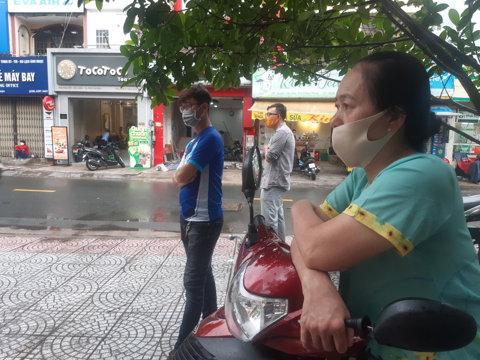Phụ huynh Sài Gòn đội mưa chờ con thi xong môn Toán - 2 Phụ huynh Sài Gòn đội mưa chờ con thi xong môn Toán - 2