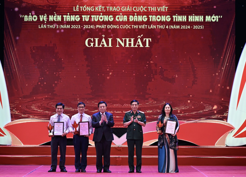Trao giải cuộc thi viết bảo vệ nền tảng tư tưởng của Đảng - 2 Trao giải cuộc thi viết bảo vệ nền tảng tư tưởng của Đảng - 2
