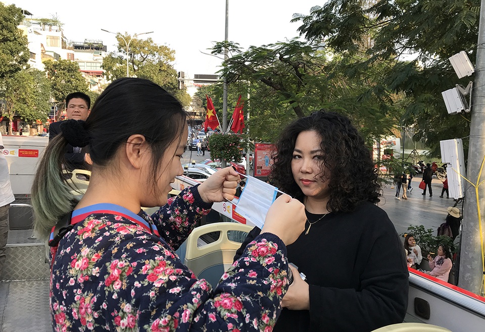 Dịch Corona: Hà Nội phát miễn phí khẩu trang cho du khách - 4 Dịch Corona: Hà Nội phát miễn phí khẩu trang cho du khách - 4