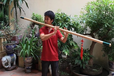 Gặp chàng trai thổi cây sáo lớn nhất Việt Nam