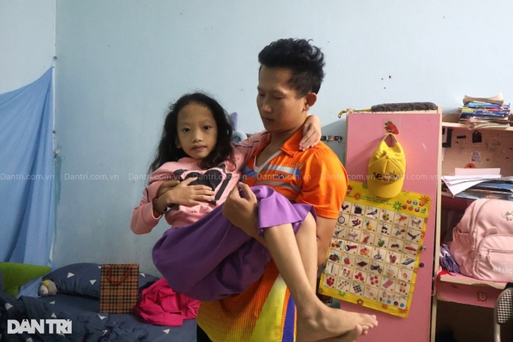 Cha gặp nạn qua đời, mẹ bại liệt, con gái nguy cơ mất một chân - 2 Cha gặp nạn qua đời, mẹ bại liệt, con gái nguy cơ mất một chân - 2