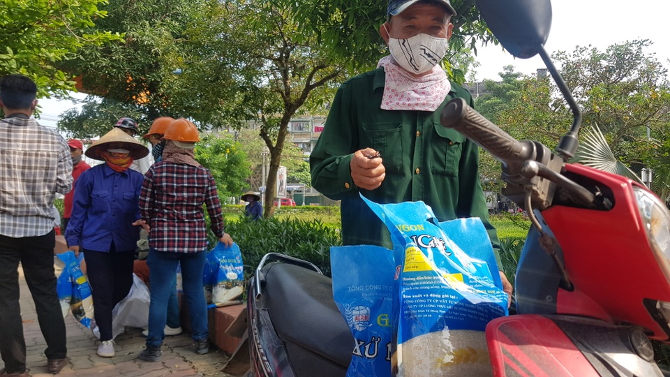 Lao động tự do nhận gạo hỗ trợ trên đường phố - 4 Lao động tự do nhận gạo hỗ trợ trên đường phố - 4