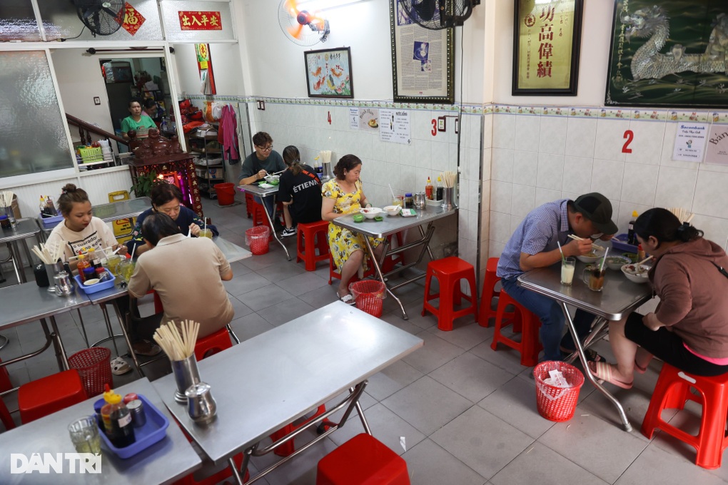 TPHCM: Độc lạ tiệm hủ tiếu cọng vuông gần 70 năm chỉ giữ một hương vị - 5 TPHCM: Độc lạ tiệm hủ tiếu cọng vuông gần 70 năm chỉ giữ một hương vị - 5