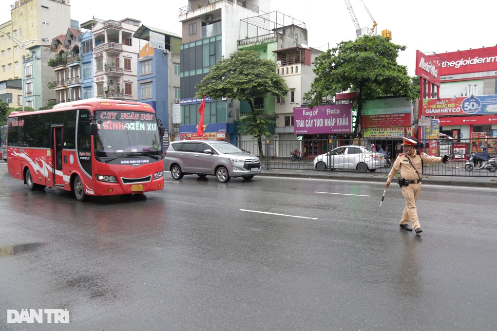 CSGT Hà Nội kiểm tra ma túy hàng loạt tài xế xe khách - 2 CSGT Hà Nội kiểm tra ma túy hàng loạt tài xế xe khách - 2