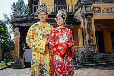 Ngọc Tình, Khánh Ngân làm sống lại hình ảnh vua chúa vương triều xứ Huế