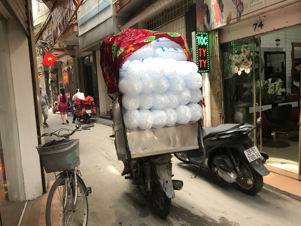 Nắng nóng kỷ lục, phu đá hốt bạc vì khách gọi giải nhiệt - 3 Nắng nóng kỷ lục, phu đá hốt bạc vì khách gọi giải nhiệt - 3