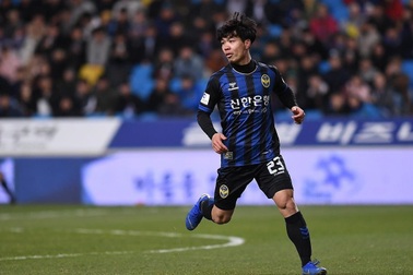 HLV Incheon United nói gì sau khi thay Công Phượng ra sân sau 45 phút?