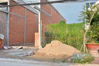 Dân xây hàng rào, phường bắt xin phép: Biên bản một đằng, quyết định một nẻo!