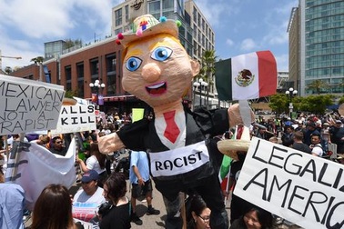 Hơn 1.000 người biểu tình phản đối tỷ phú Donald Trump