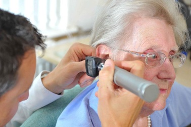 Điếc dẫn truyền: Nguyên nhân, triệu chứng và cách điều trị