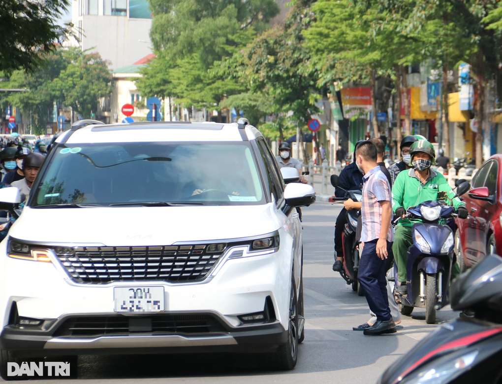 Nhường đường cho người đi bộ là chuyện lạ Việt Nam? - 1 Nhường đường cho người đi bộ là chuyện lạ Việt Nam? - 1