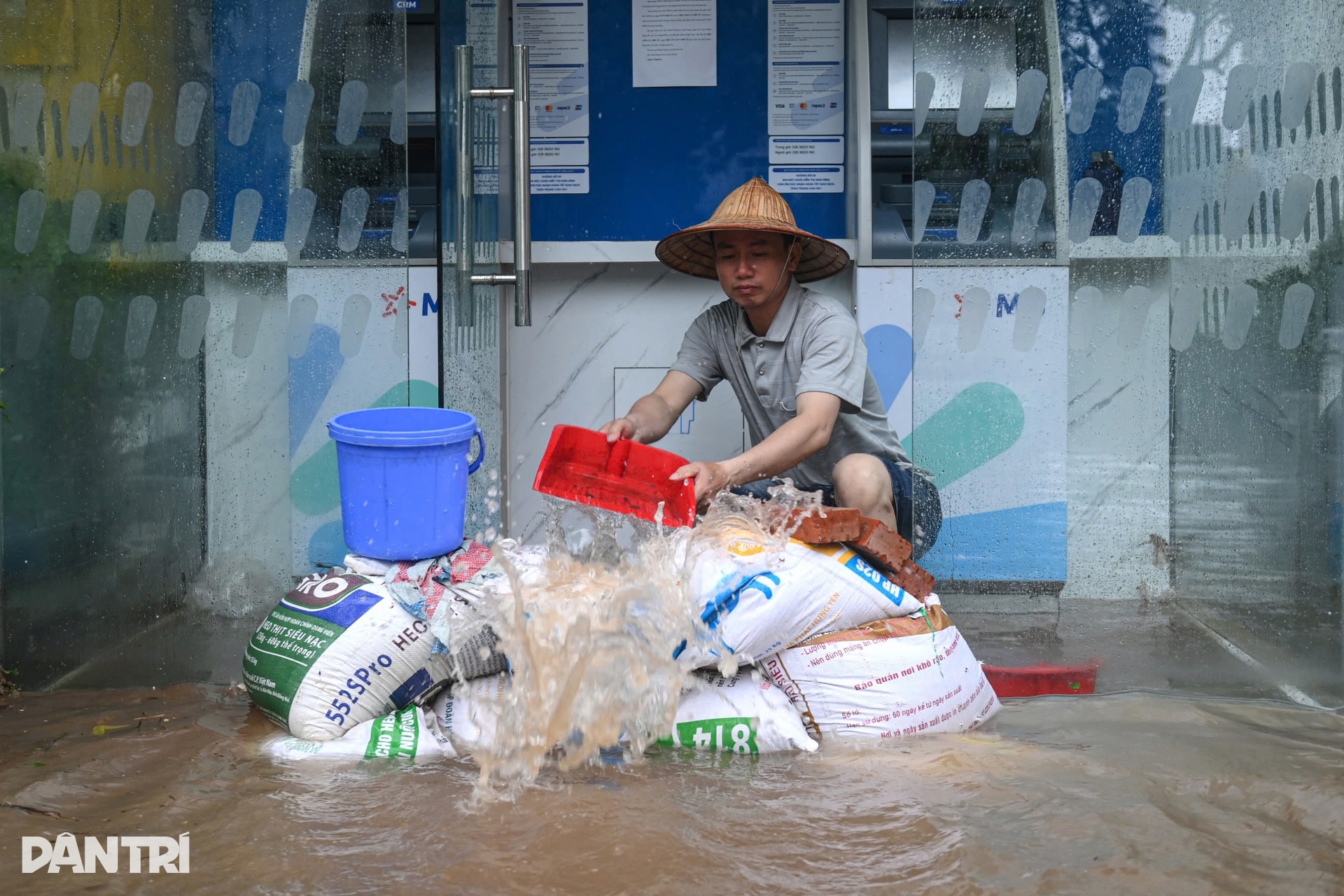 Hầm để xe ngập gần 2m nước, người dân bất lực ngồi nhìn - 12 Hầm để xe ngập gần 2m nước, người dân bất lực ngồi nhìn - 12