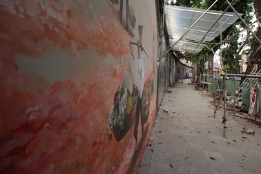 Hà Nội: Phố bích họa Phùng Hưng ngổn ngang vì tạm dừng vẽ tranh