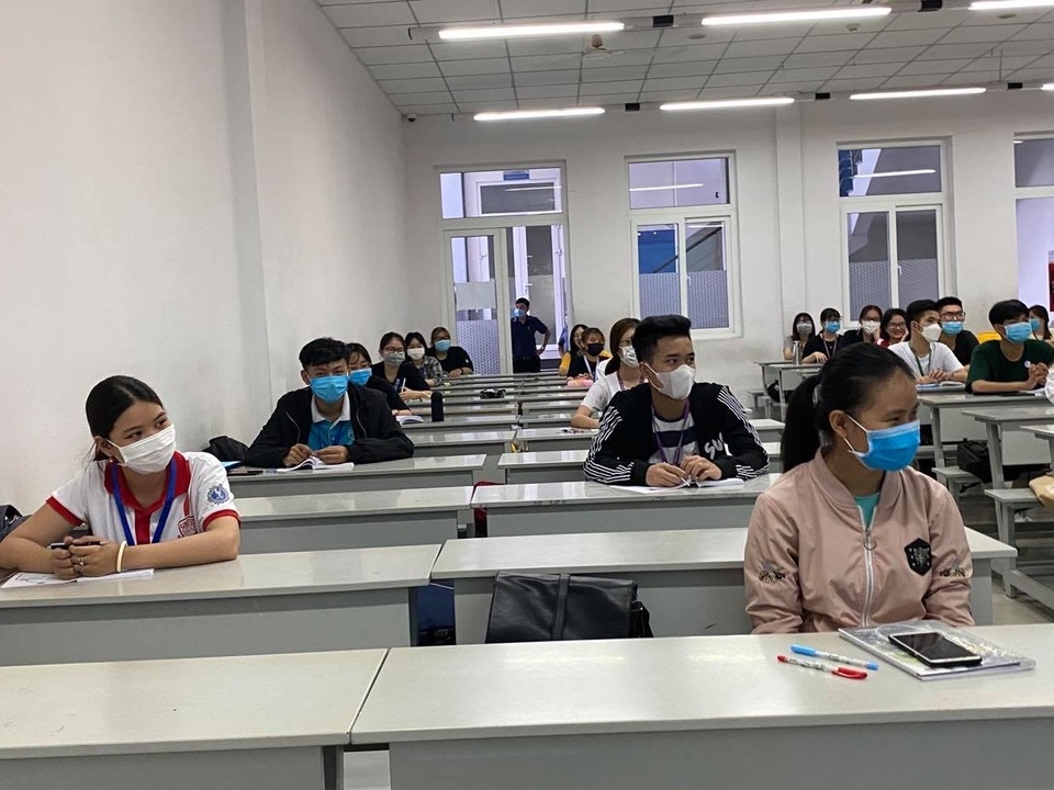 Sinh viên nhiều trường ở TPHCM tấp nập quay trở lại giảng đường - 2 Sinh viên nhiều trường ở TPHCM tấp nập quay trở lại giảng đường - 2