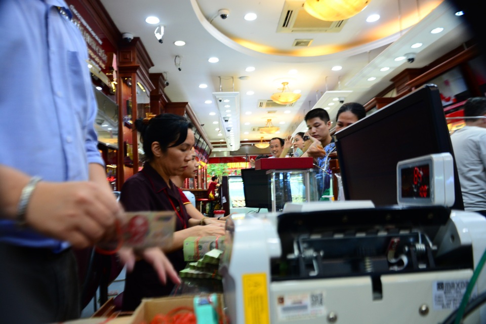 Giá vàng vượt mốc 57 triệu đồng/lượng: Nông dân ôm vàng xuống phố chốt lời - 1 Giá vàng vượt mốc 57 triệu đồng/lượng: Nông dân ôm vàng xuống phố chốt lời - 1