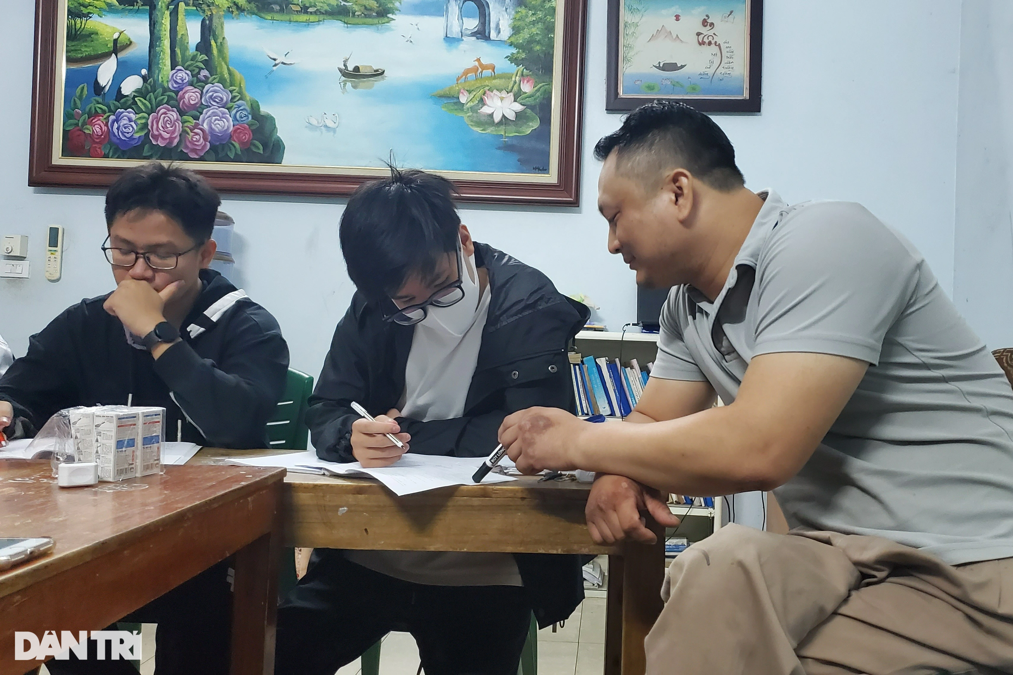 Biến cố bất ngờ của thầy giáo làng từng tốt nghiệp 2 trường đại học - 6 Biến cố bất ngờ của thầy giáo làng từng tốt nghiệp 2 trường đại học - 6