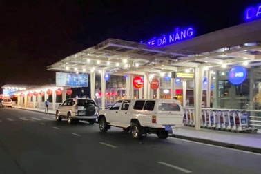 Ngăn 4 du khách nước ngoài thuộc diện cách ly bay ra Hà Nội