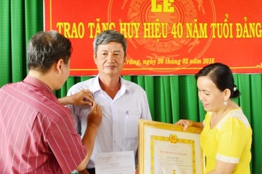 Một nhà giáo được trao tặng Huy hiệu 40 năm tuổi Đảng