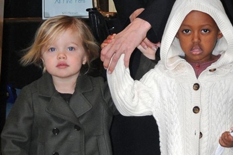 Angelina Jolie đưa hai “công chúa” đi mua sắm