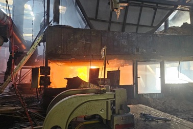 Xưởng gỗ rộng hàng nghìn m² ở Bình Định bất ngờ bốc cháy