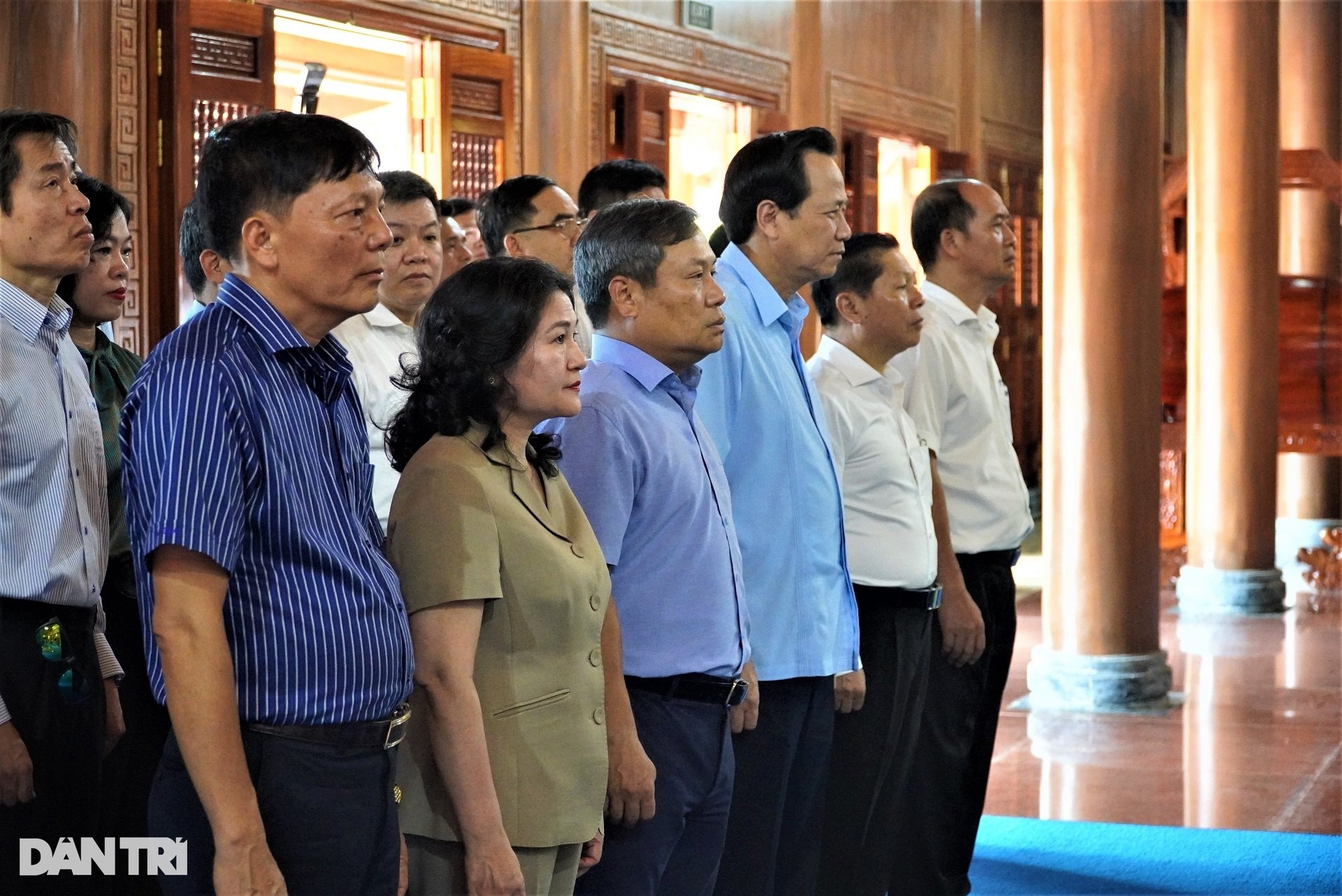 View - Bộ trưởng Đào Ngọc Dung dâng hương Đền thờ Bác Hồ và các anh hùng liệt sỹ | Báo Dân trí