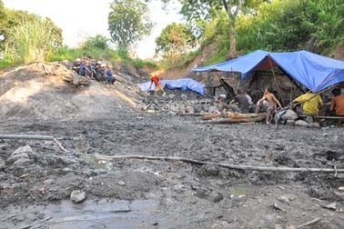 Vụ 6 người bị bỏng bất thường: Hậu quả của nạn khai thác than lậu