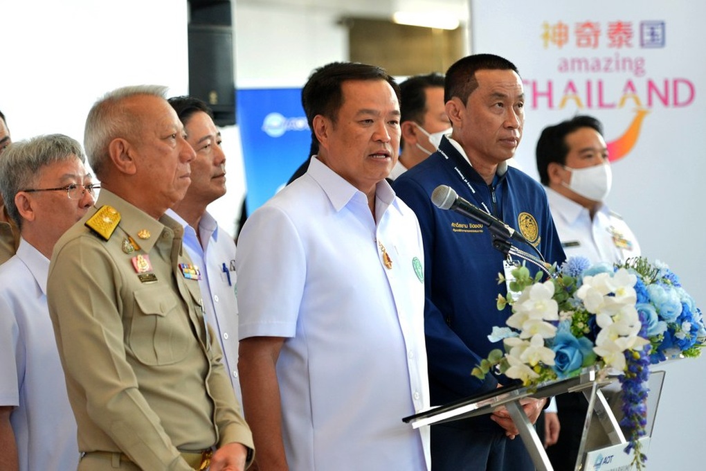 Vừa mở cửa, khách Trung Quốc tới Thái Lan, được 3 bộ trưởng ra sân bay đón - 2 Vừa mở cửa, khách Trung Quốc tới Thái Lan, được 3 bộ trưởng ra sân bay đón - 2