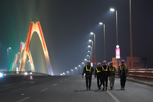 Xuyên đêm kiểm định chất lượng cầu dây văng lớn nhất Việt Nam