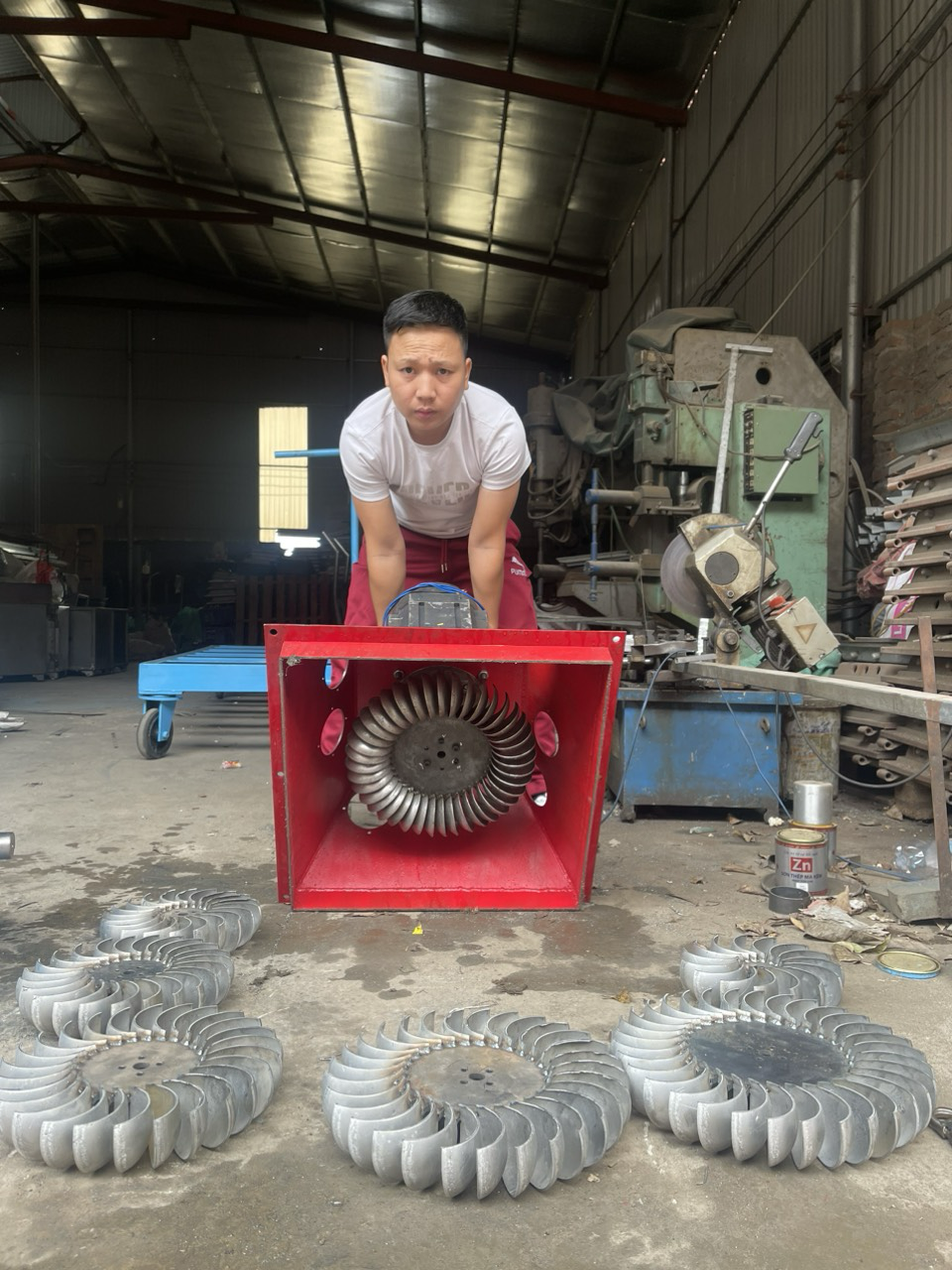 Thanh niên không bằng cấp, chế máy bắt suối nhả điện giúp dân vùng cao - 7 Thanh niên không bằng cấp, chế máy bắt suối nhả điện giúp dân vùng cao - 7