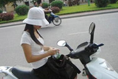 8X không xả rác ra đường!