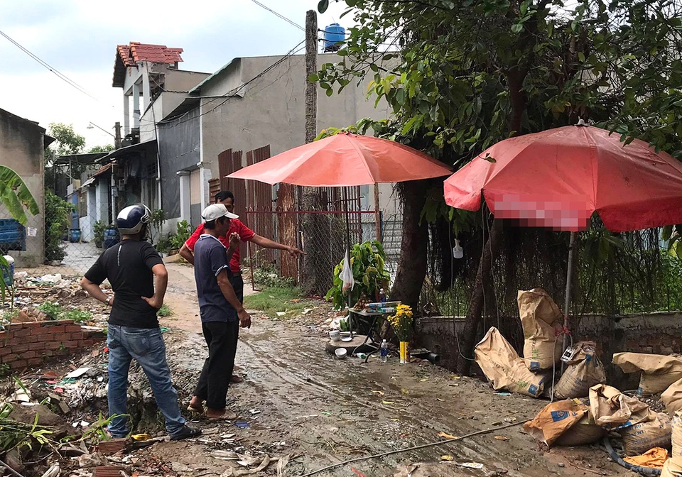 Vụ bé trai bị cuốn xuống cống: Cha ôm ảnh đi nhờ “hiệp sĩ” tìm con! - 4 Vụ bé trai bị cuốn xuống cống: Cha ôm ảnh đi nhờ “hiệp sĩ” tìm con! - 4