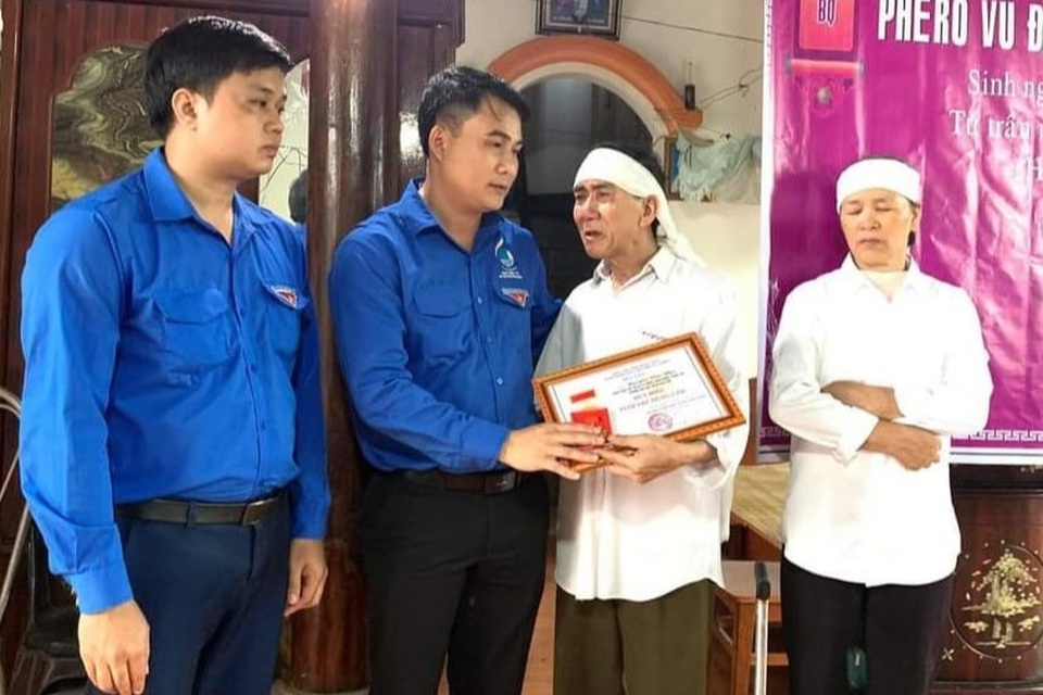Hoàn cảnh éo le của gia đình nam sinh dũng cảm quên mình cứu bạn - 11 Hoàn cảnh éo le của gia đình nam sinh dũng cảm quên mình cứu bạn - 11