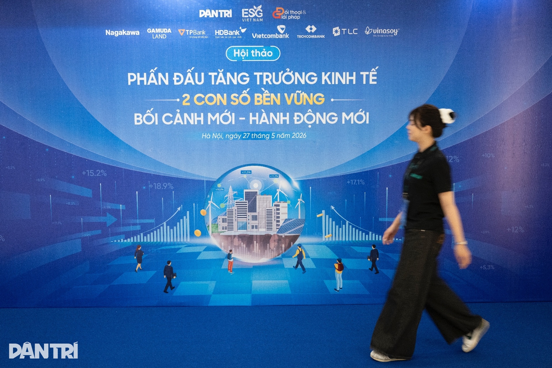 Tất bật chuẩn bị cho hội thảo về tăng trưởng kinh tế 2 con số chiều 27/5 - 1 Tất bật chuẩn bị cho hội thảo về tăng trưởng kinh tế 2 con số chiều 27/5 - 1