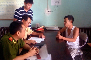 CSGT bắt xe khách chở hơn 30 kg pháo điện