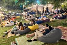 Quán cà phê xuyên đêm ở Hà Nội, khách xếp hàng giành chỗ