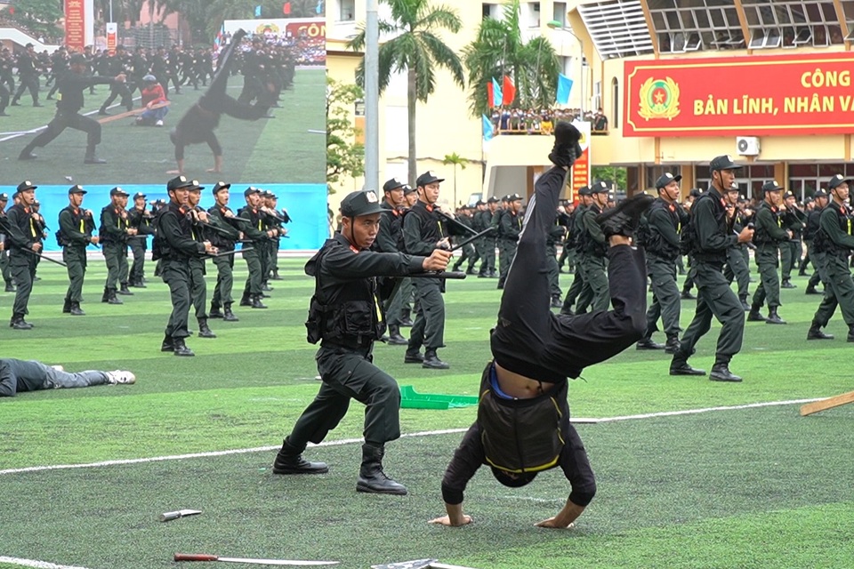 Cảnh sát chống bạo động dùng khiên biểu diễn đấu đối kháng - 13 Cảnh sát chống bạo động dùng khiên biểu diễn đấu đối kháng - 13
