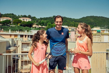 Chơi tennis kiểu cách ly mùa dịch, hai cô gái bất ngờ được Federer ghé thăm
