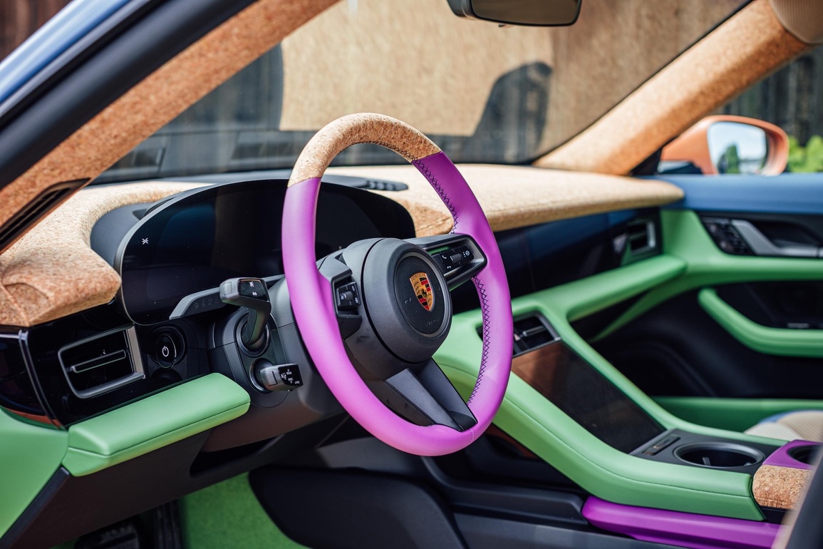 Chiêm ngưỡng chiếc Porsche Taycan sặc sỡ nhất thế giới - 5 Chiêm ngưỡng chiếc Porsche Taycan sặc sỡ nhất thế giới - 5