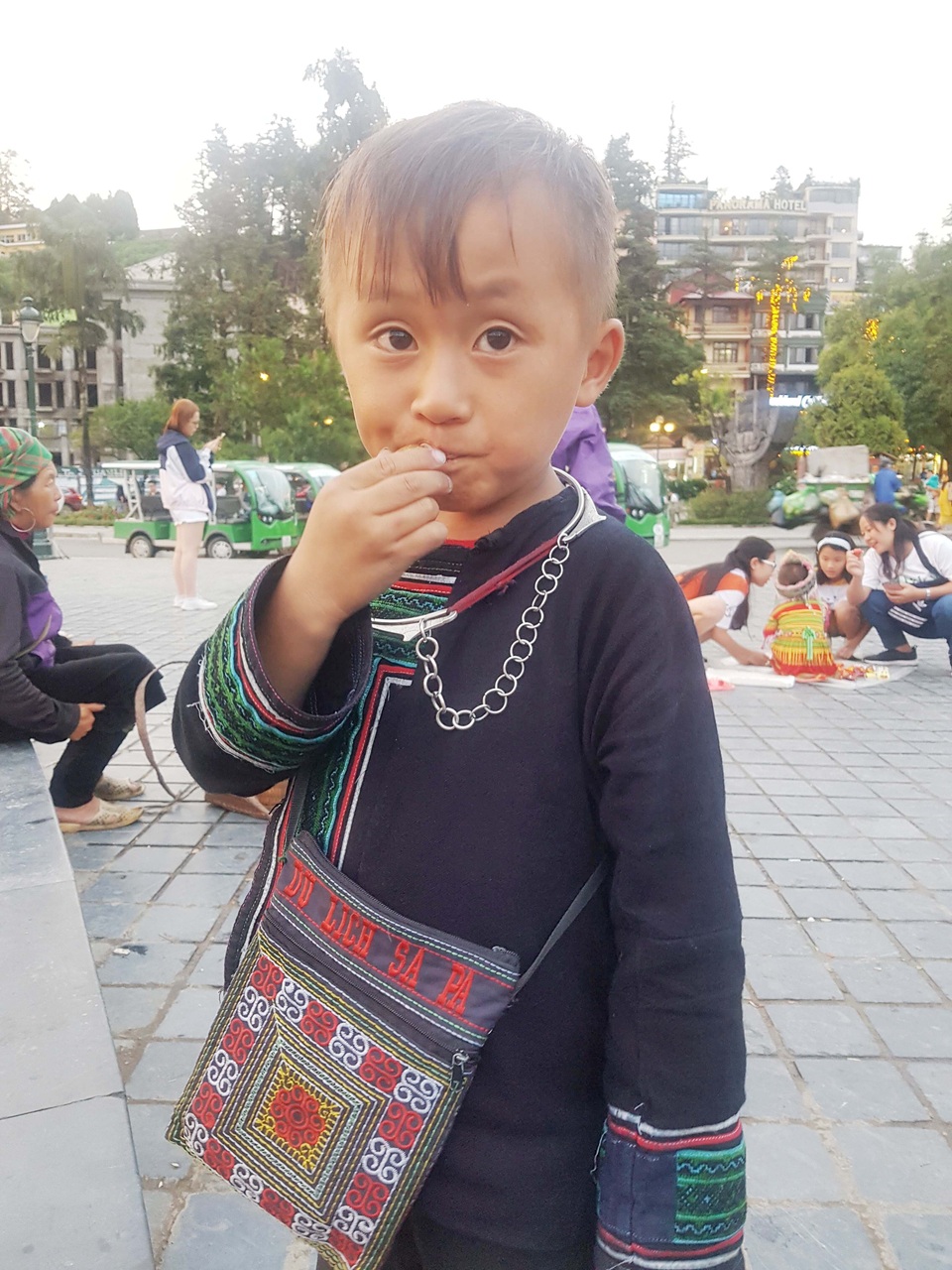 Những đứa trẻ nheo nhóc bán hàng rong mưu sinh ở Sa Pa - 10 Những đứa trẻ nheo nhóc bán hàng rong mưu sinh ở Sa Pa - 10