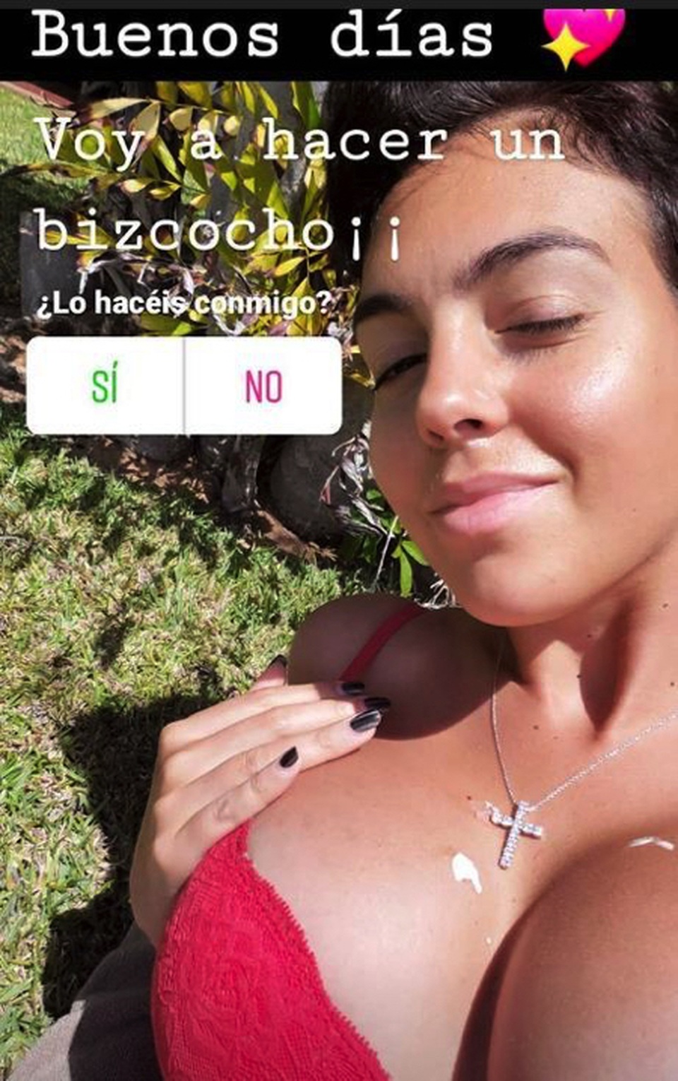 Bạn gái C.Ronaldo gây “bão” với hình ảnh quyến rũ - 1