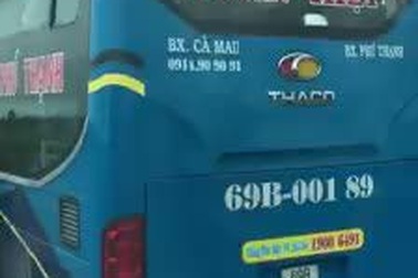 Tài xế lái xe khách bằng chân