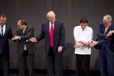 Tổng thống Trump lúng túng trước nghi thức bắt tay kiểu ASEAN