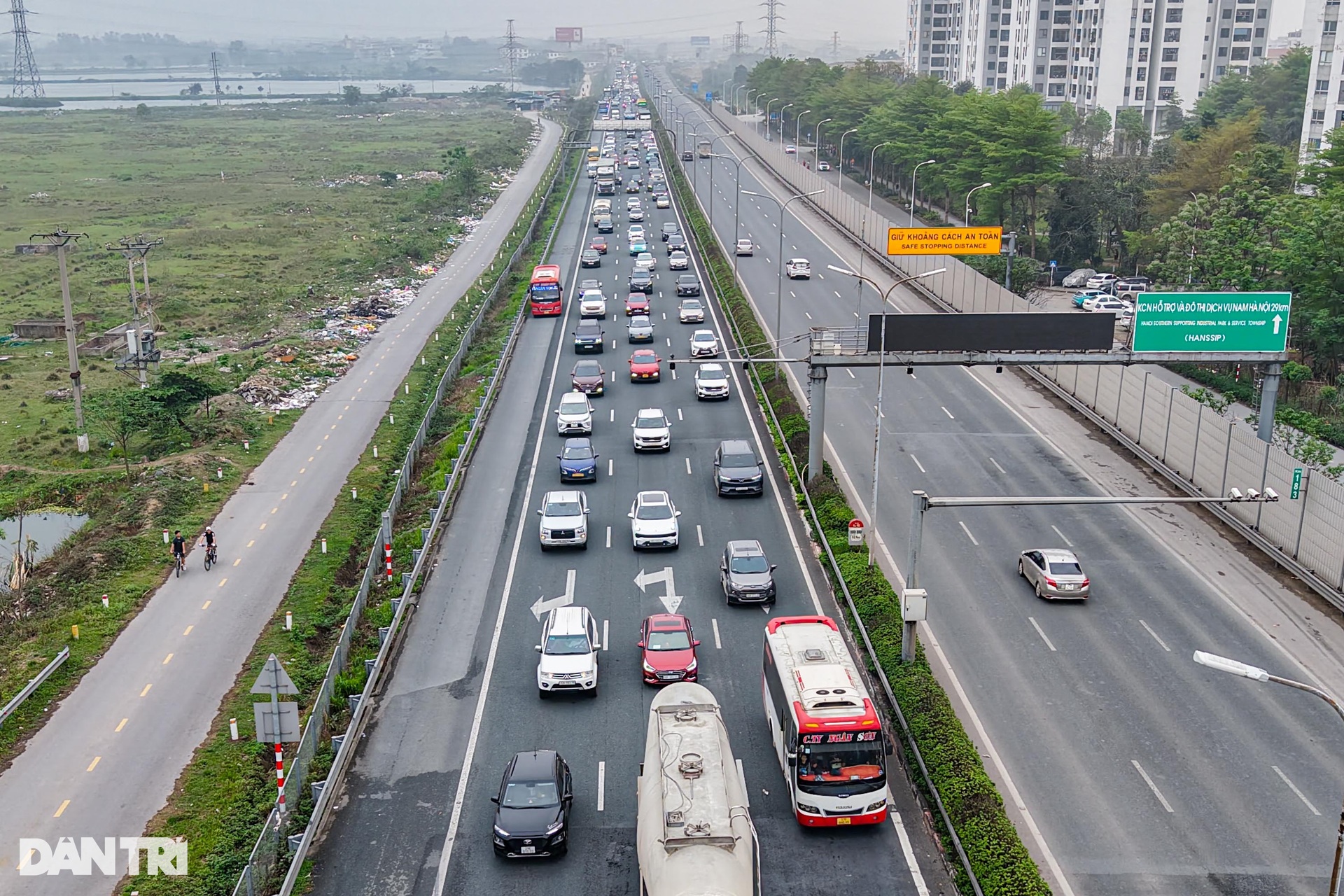 Người dân đổ về Thủ đô ngày cuối kỳ nghỉ, các tuyến đường cửa ngõ tắc dài - 1 Người dân đổ về Thủ đô ngày cuối kỳ nghỉ, các tuyến đường cửa ngõ tắc dài - 1